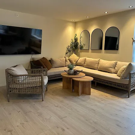 A Place To - Free Parking - 5 *