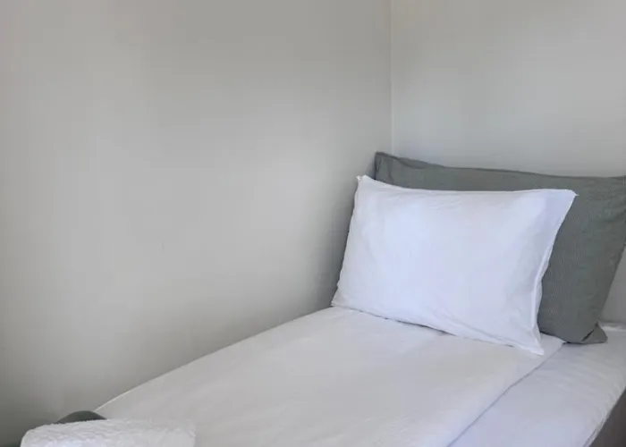 A Place To - Free Parking - 5 *